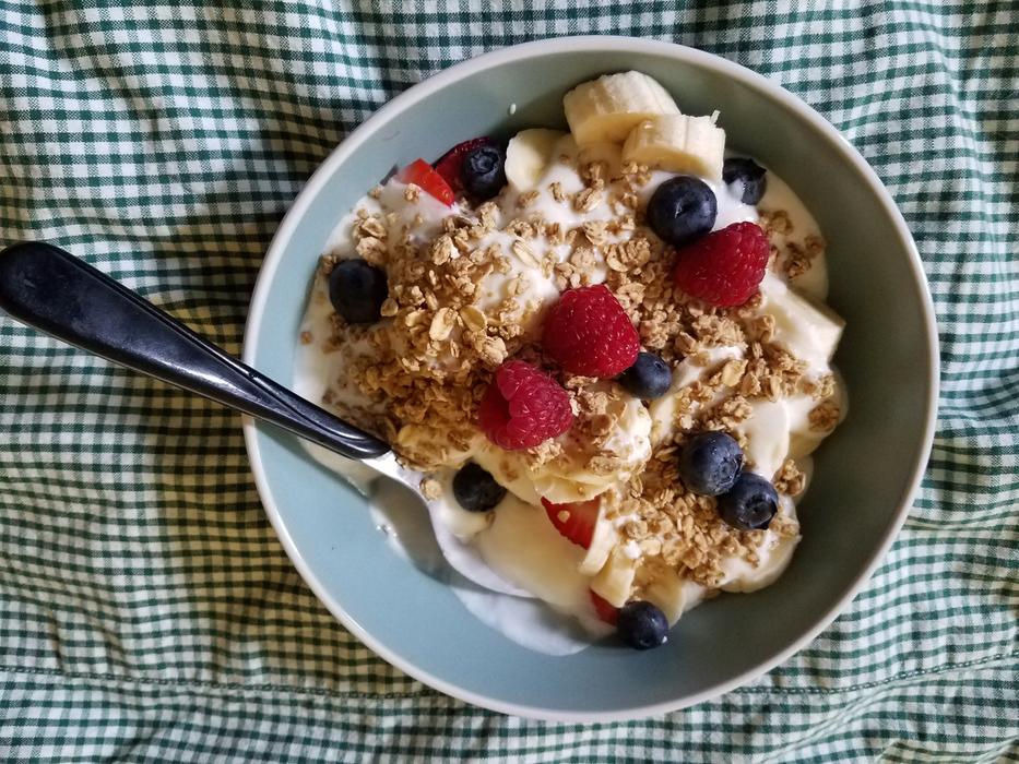Oatmeal with berries in a bowl
