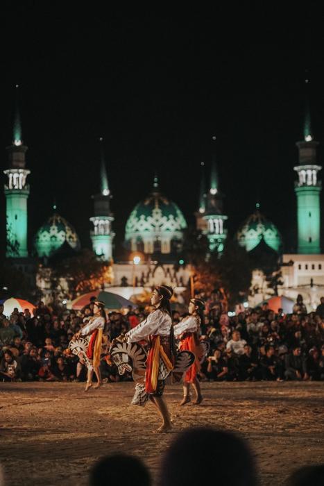Dancer Women Indonesian