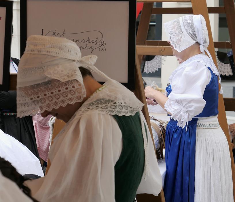 Costumes Historically Market