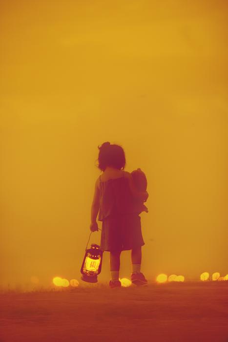 Child Hoang Sa Storm Lanterns