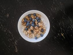 plate of porridge with berries