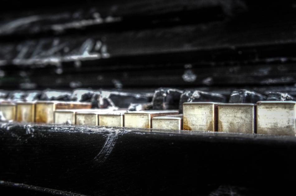 Piano Old decay