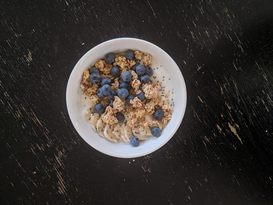 plate of porridge with berries