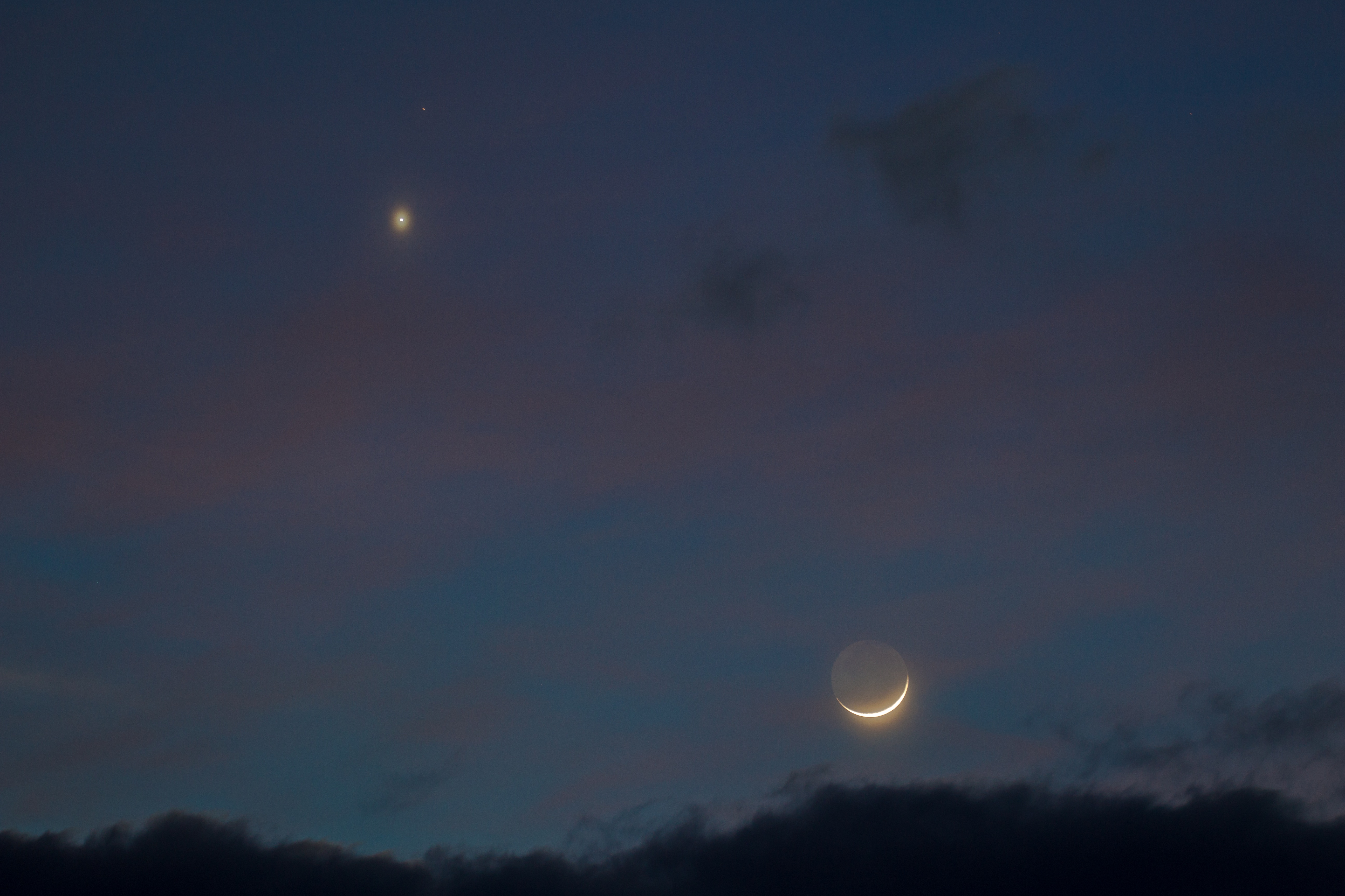 Луна и Венера фото с земли