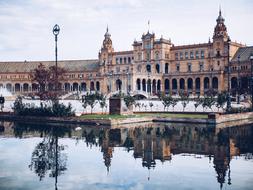 Building Mirroring Museum