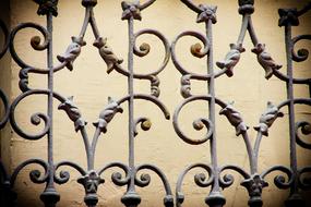 Close-up of the grid fence with patterns, near the wall