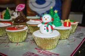delicious snowman cupcakes