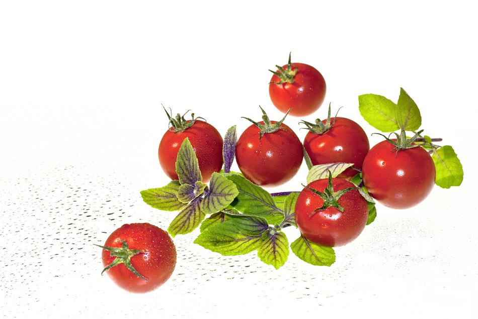 ripe tomatoes in water drops