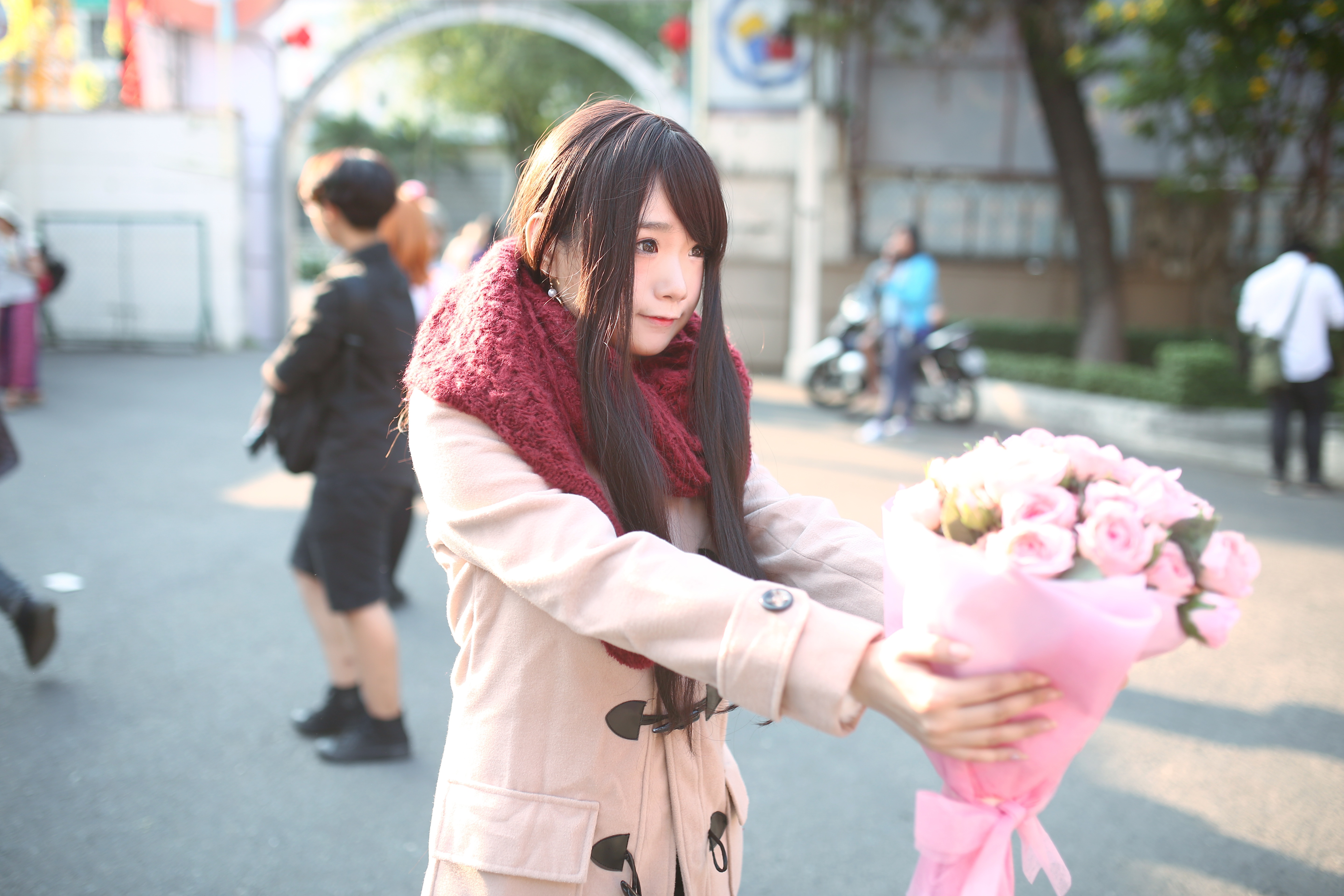 Дай случайный. Girl giving Flowers