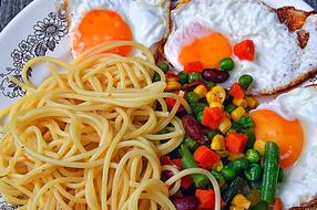 Spaghetti with vegetables and eggs