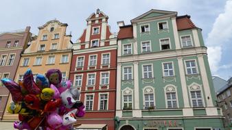 Balloons against the backdrop of city buildings