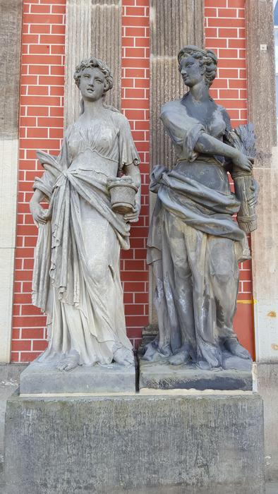 beautiful sculptures of philosophers
