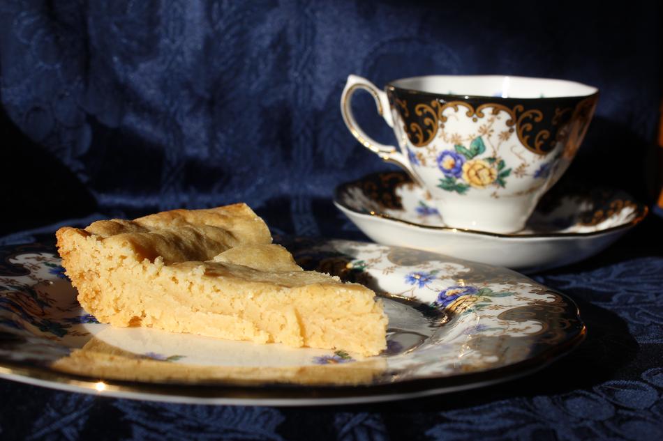 cream dessert with tea