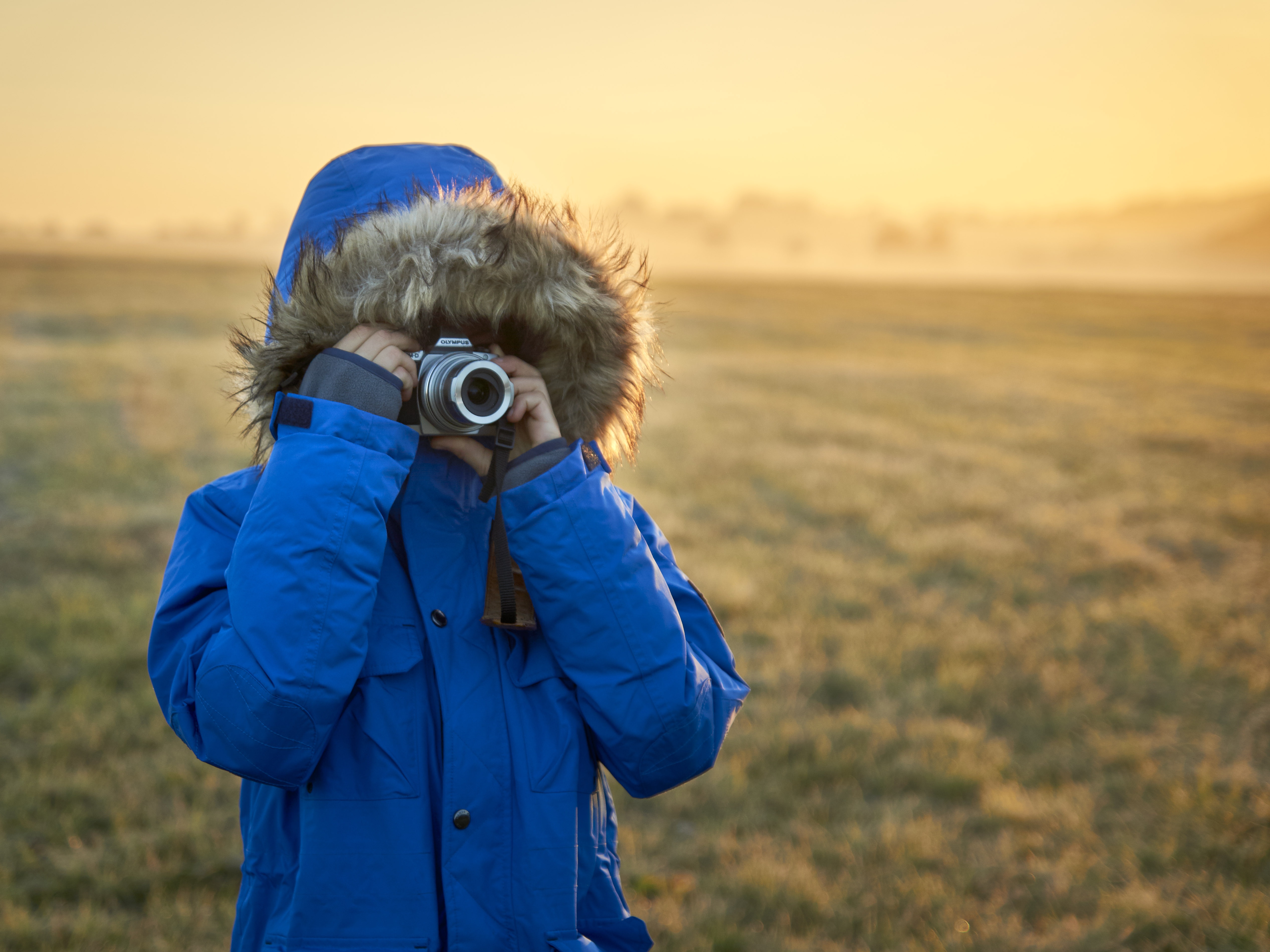 Ребенок с фотоаппаратом зимой