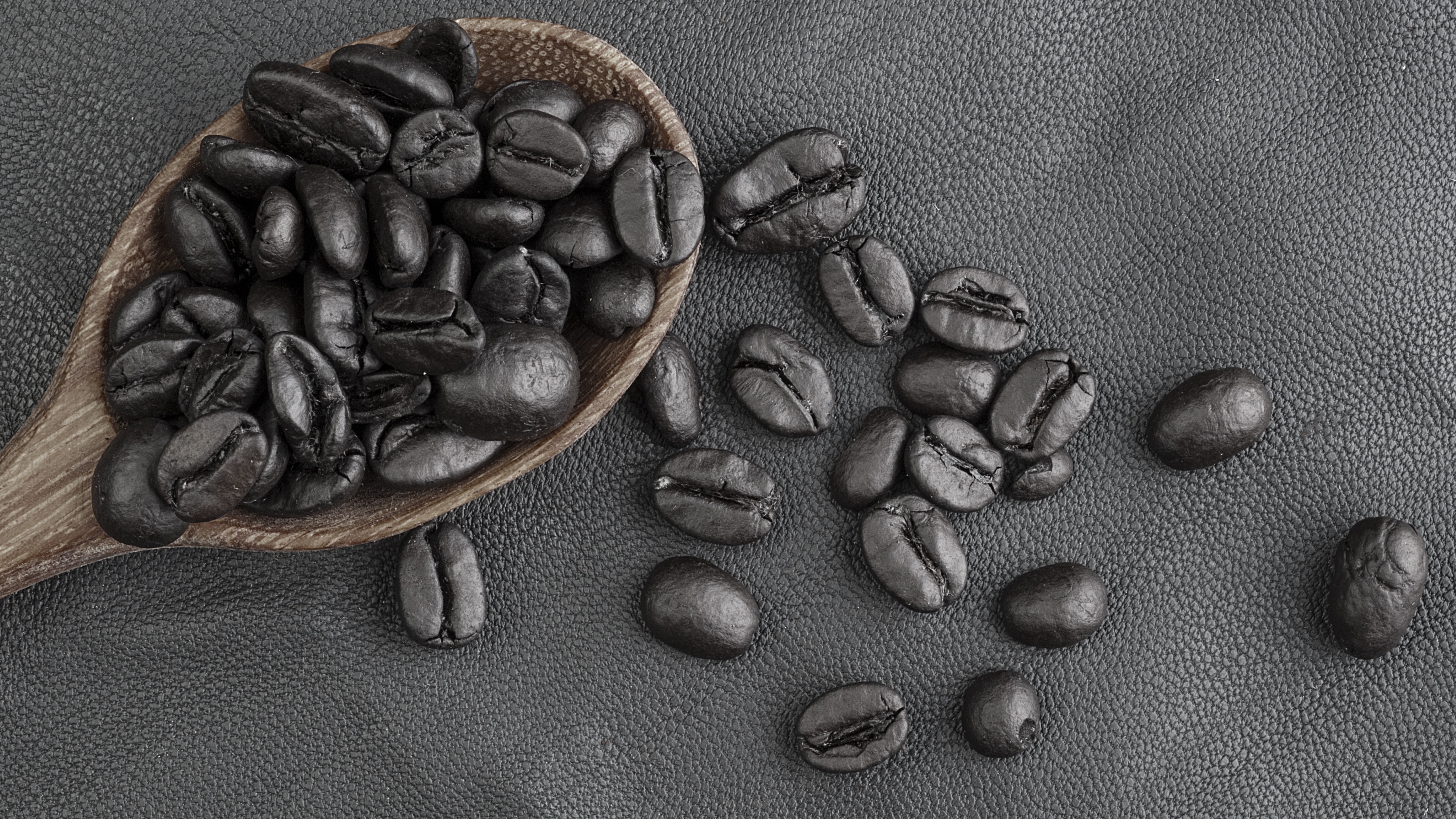 Черные кофейные зерна