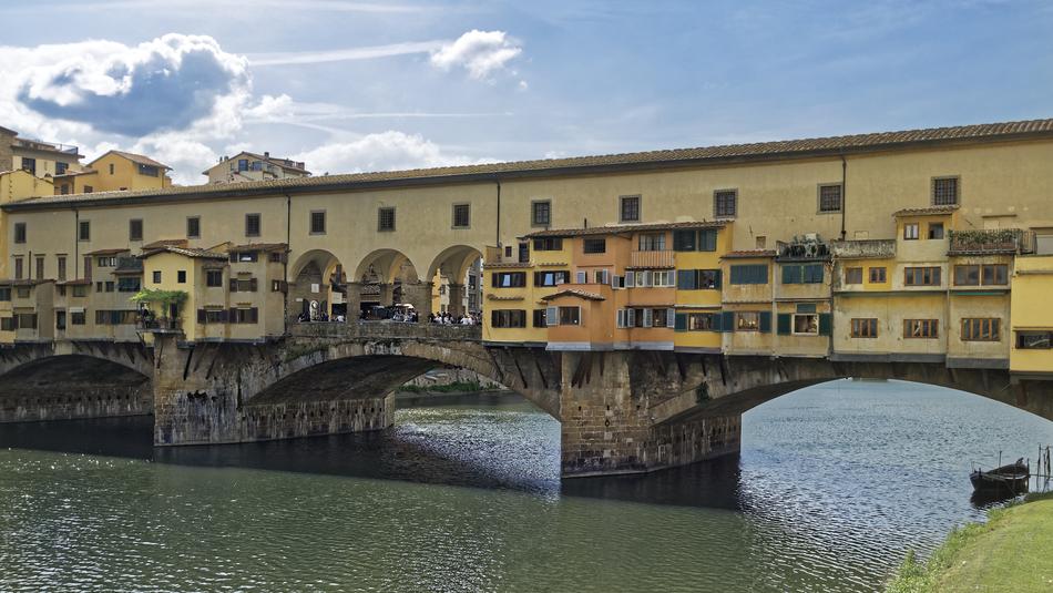 Houses built on the bridge