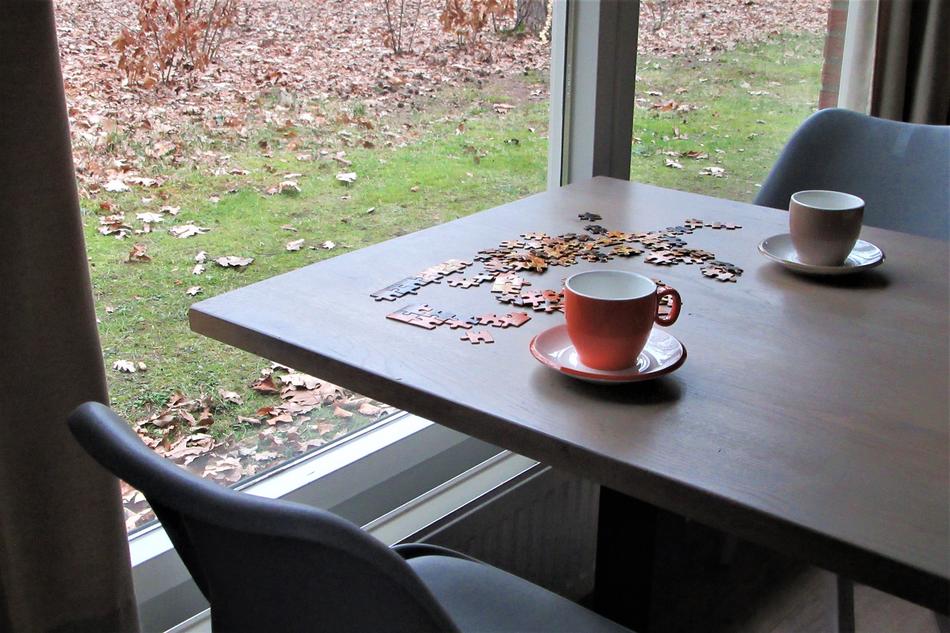 Scattered puzzles with coffee mugs