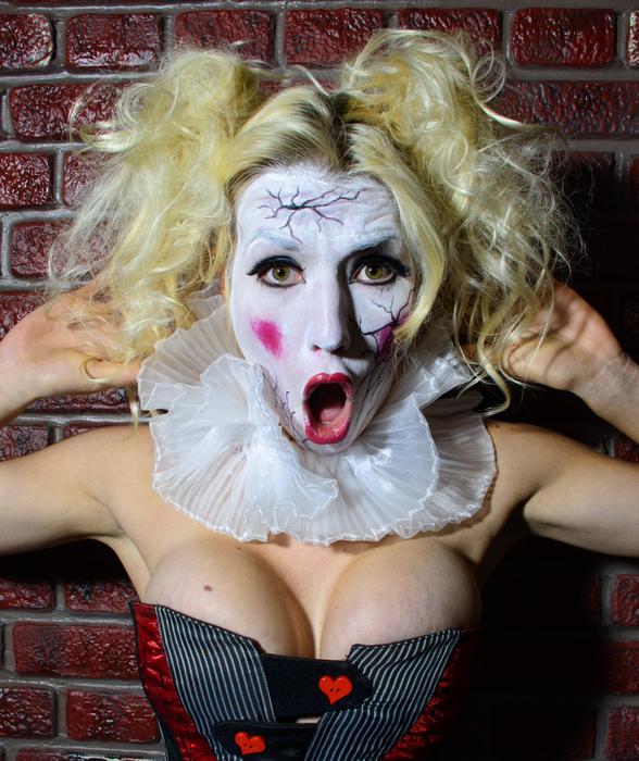 girl hulin clown
