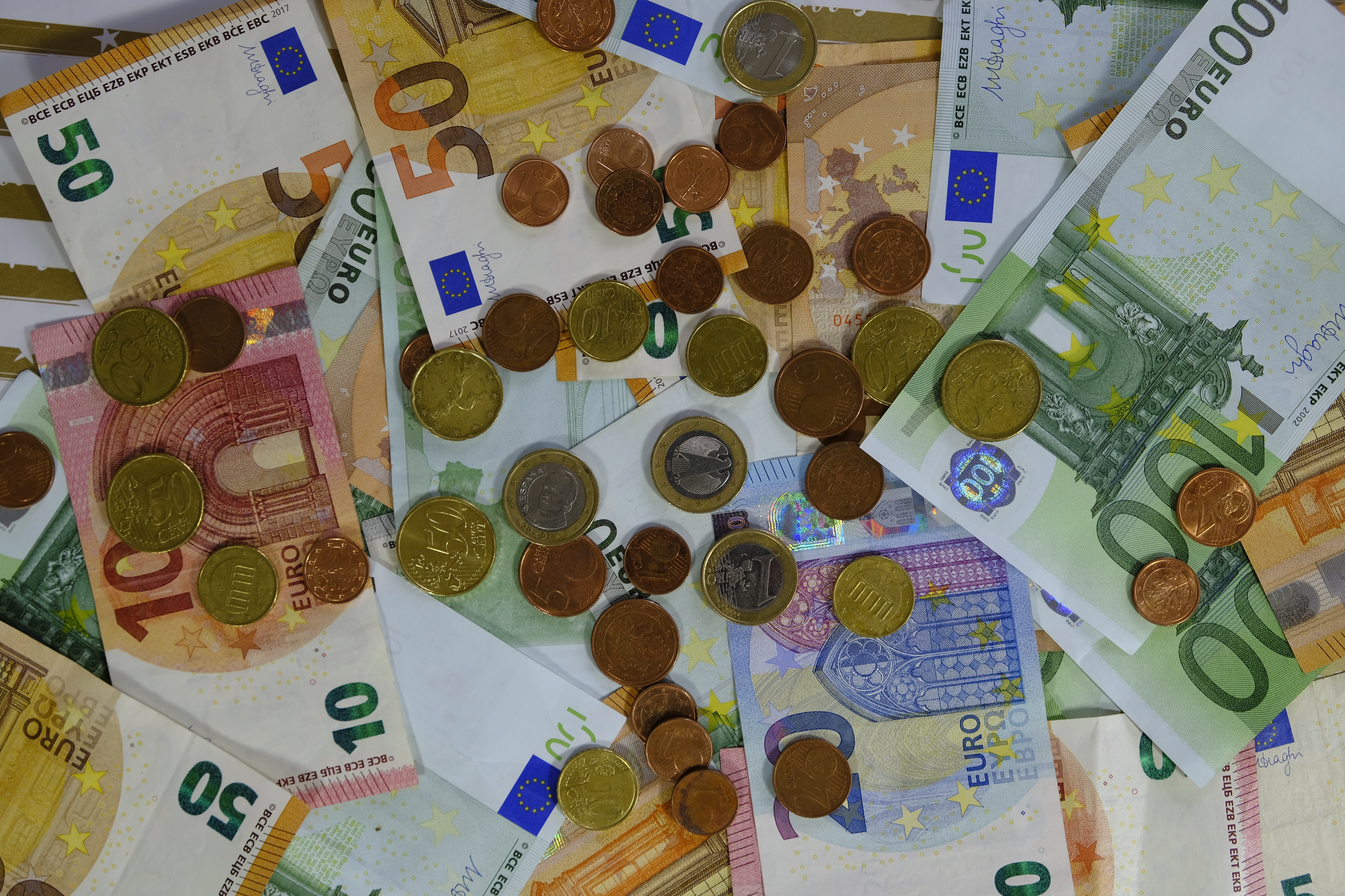 Деньги банки на месяц. Евро купюры и монеты. Банкноты с мелочью. Евро рисунок монеты и банкноты. Евро мелочь.
