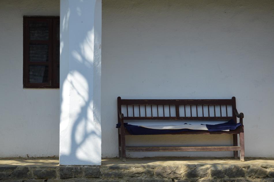 bench near the white wal
