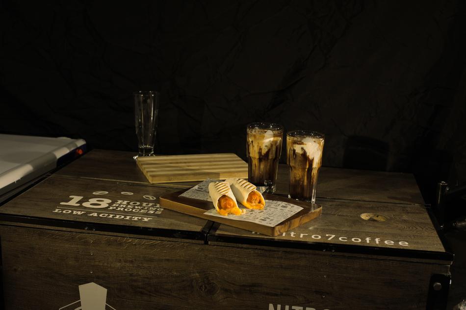 rolls with drinks cold on the table
