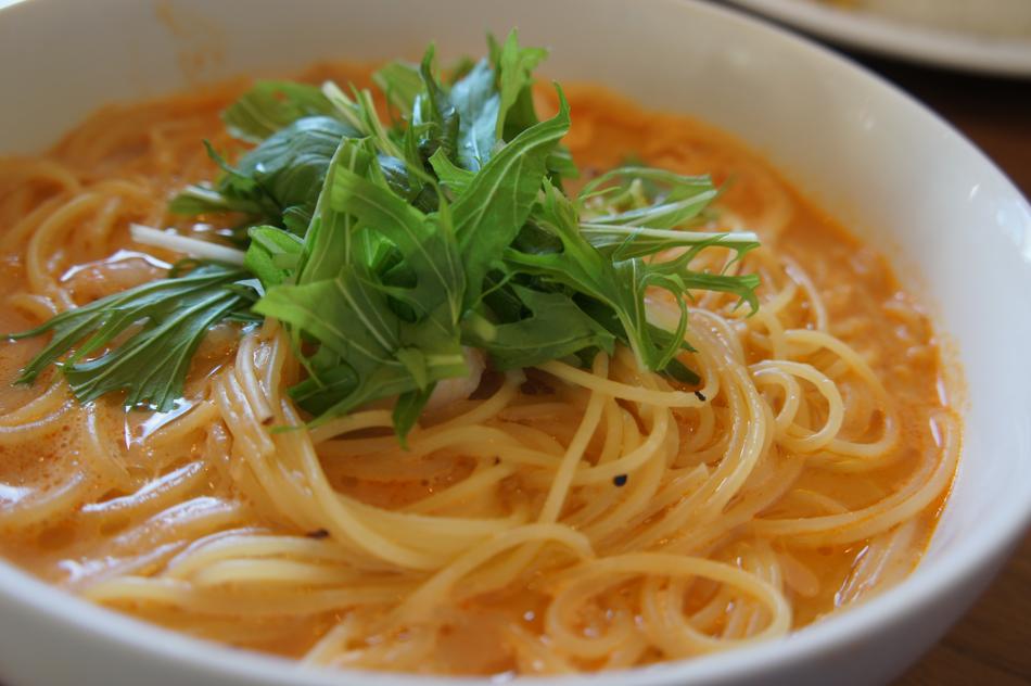 tomato noodles with basil