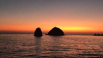 the stones are orange with the sea
