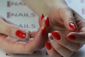 red nails manicure