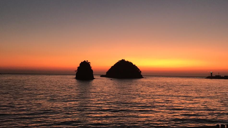 the stones are orange with the sea