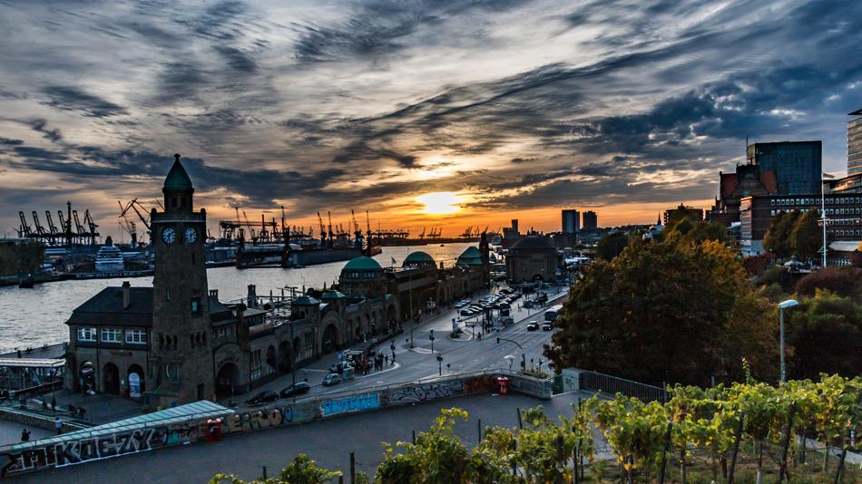 Landungsbrücken Hamburg Elbe