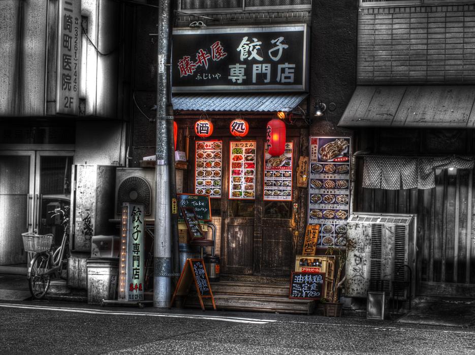 alley in the streets of tokyo