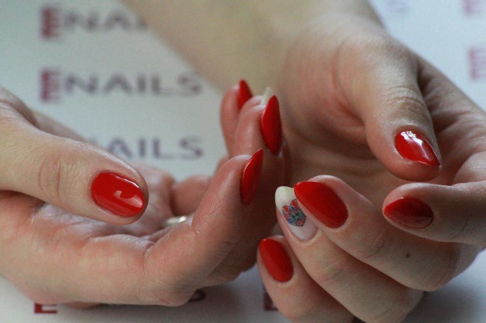 red nails manicure