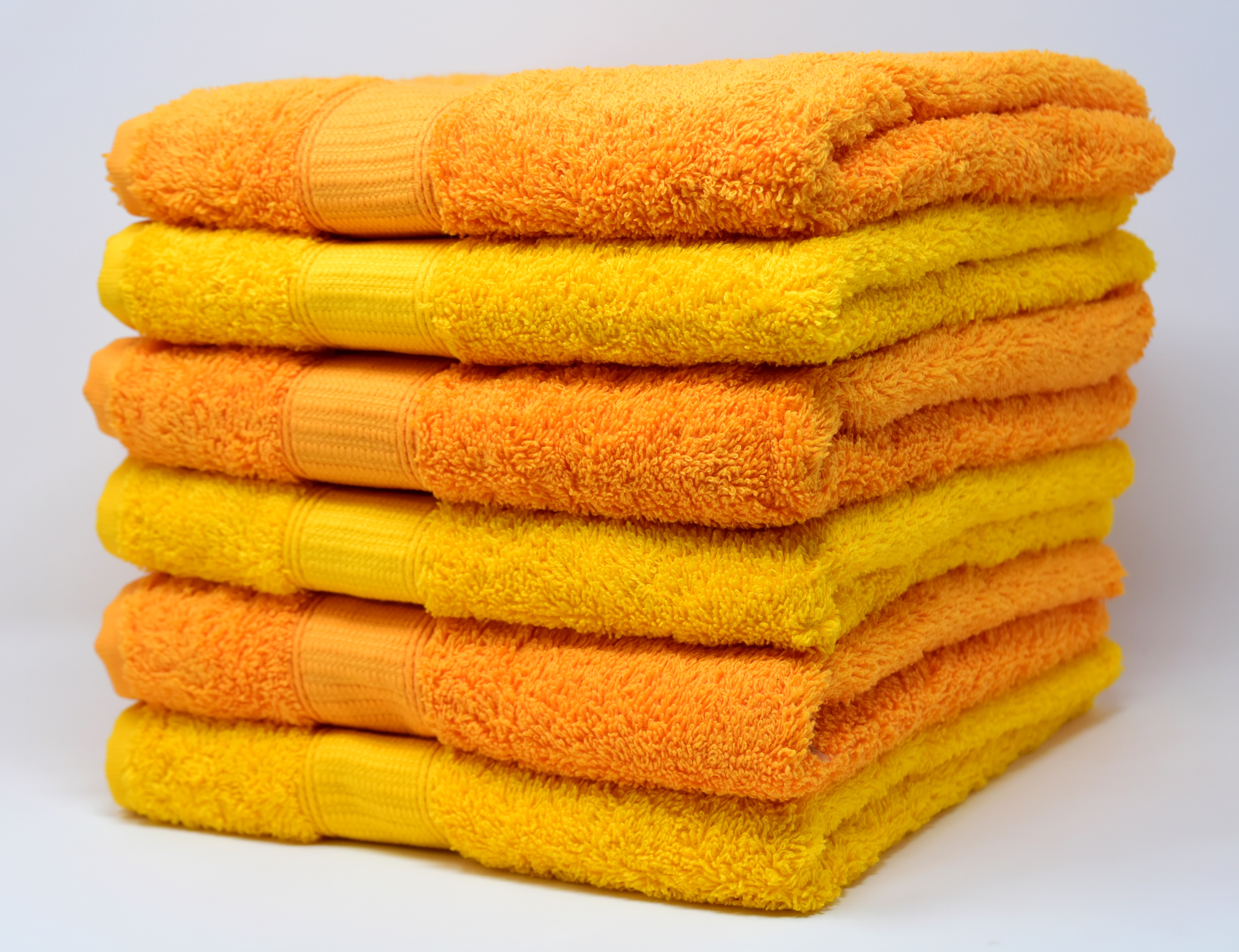 К чему дарят полотенце. Желтое полотенце. Оранжевое полотенце. Полотенце махровое. Полотенце в подарок.