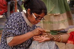 henna woman drawing