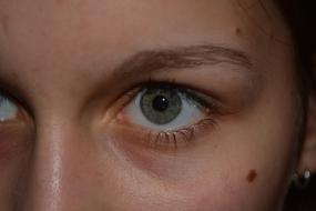 a woman eye is green