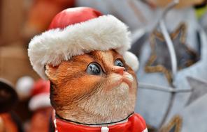 Christmas figurine of a cat in a hat