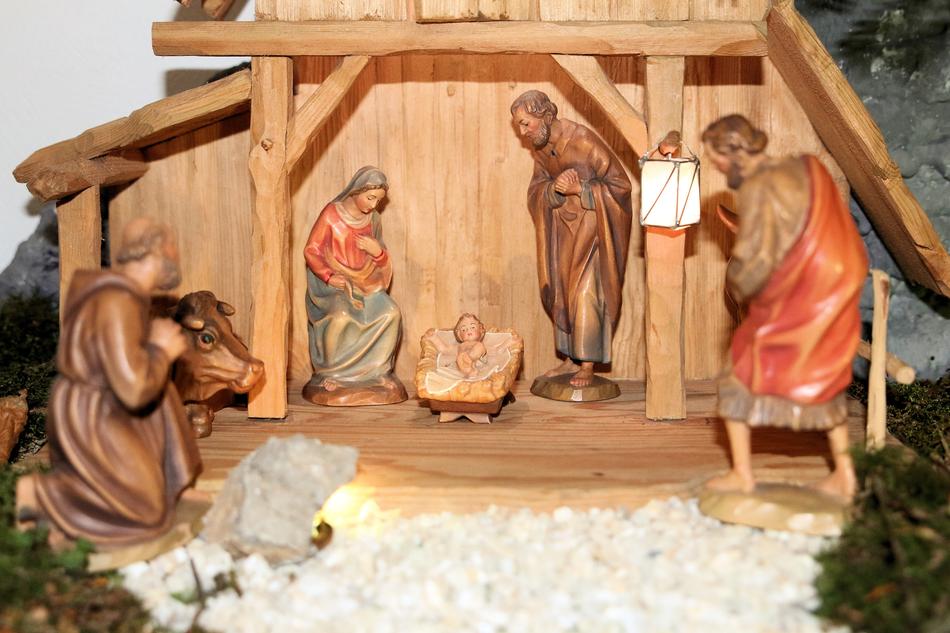 nativity people temple sculpture