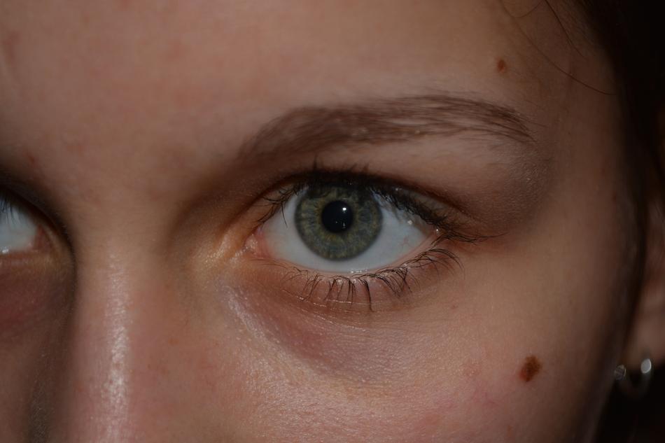 a woman eye is green