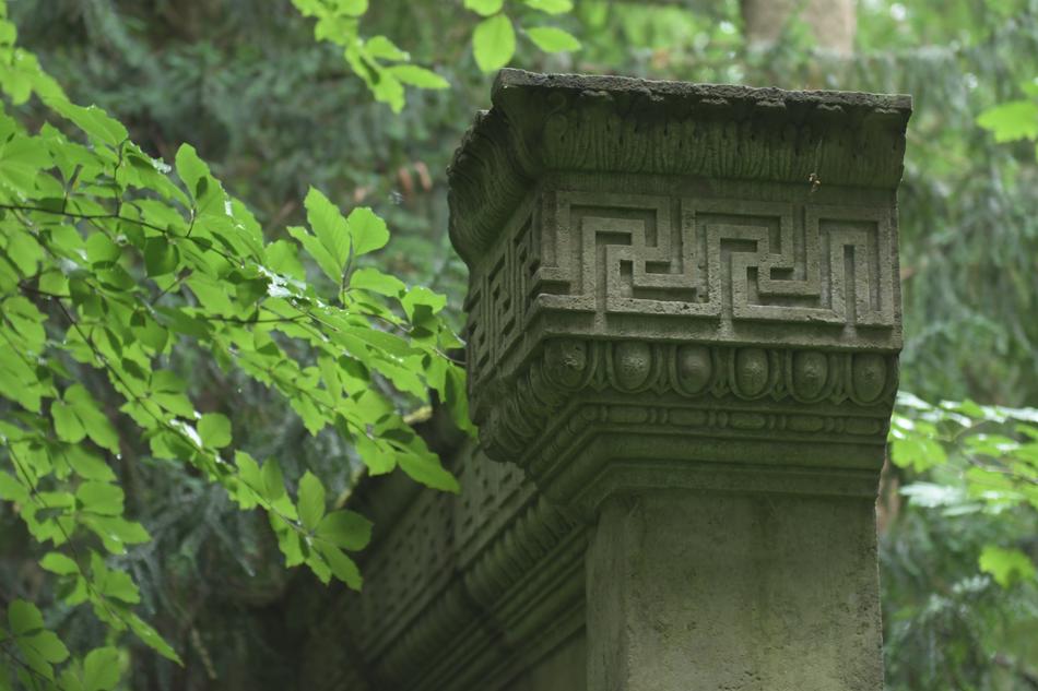 green patterned column