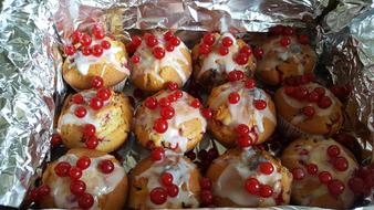 Hot muffins with berries