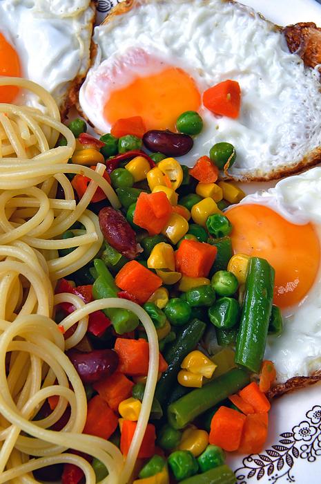 Spaghetti with boiled vegetables and egg