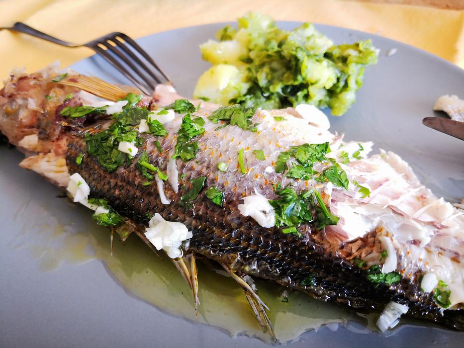 Fried fish with onions and basil