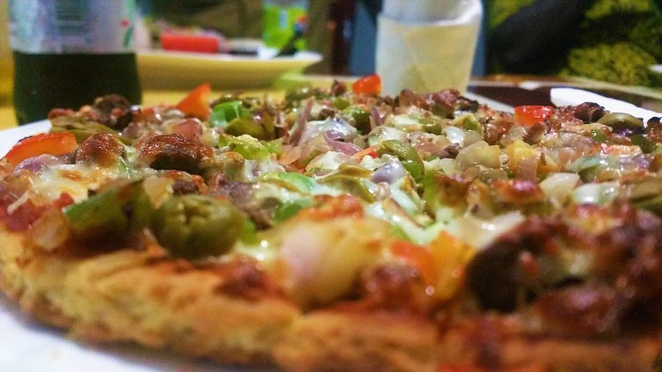Vegetable pizza is delicious