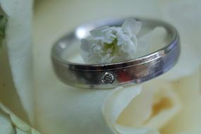 silver wedding ring