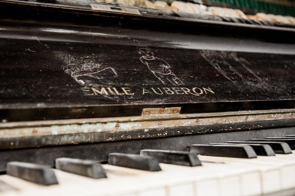 Beautiful and old Emile Auberon piano with keyboard