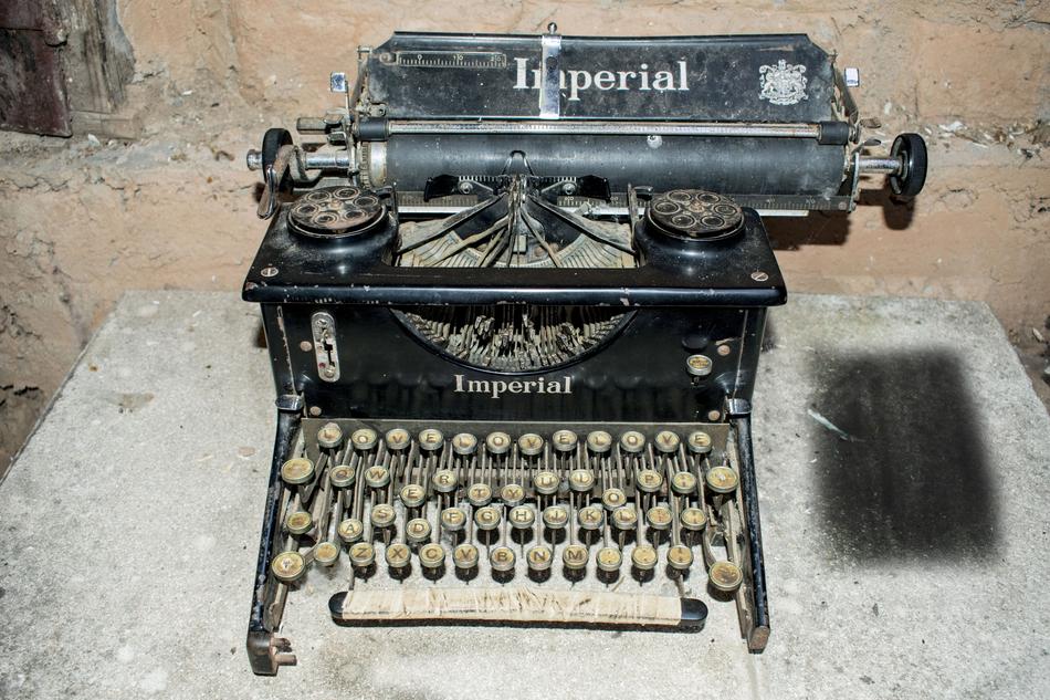 typewriter in black
