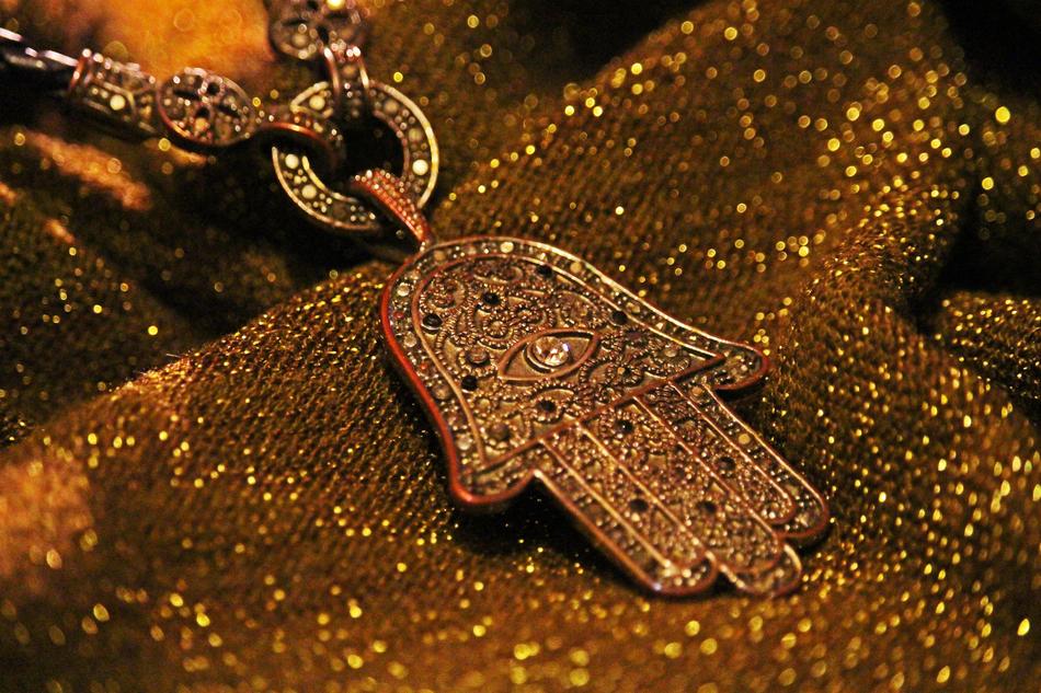 golden hand with alamazs