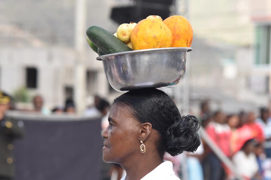 woman with a bowl of vegetables on her head in Ecuador
