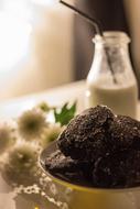 Chocolate chip cookies with milk