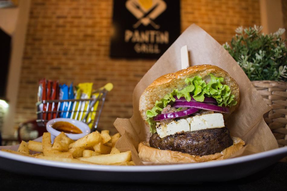 Meat burger with vegetables large
